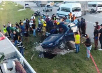 PUNTA CANA. Accidente de tránsito en la zona de Garden City, donde un vehículo perdió el control e impactó un poste de luz instalados por RD Vial