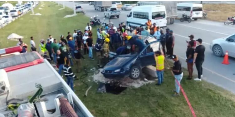 PUNTA CANA. Accidente de tránsito en la zona de Garden City, donde un vehículo perdió el control e impactó un poste de luz instalados por RD Vial