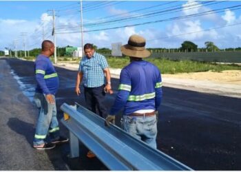 MOPC instala barandas en nueva vía de desahogo del Bulevar Turístico Frank Rainieri