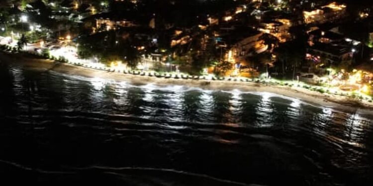 Las Terrenas entrega iluminado el paseo peatonal Casa Blanca.Punta Popy