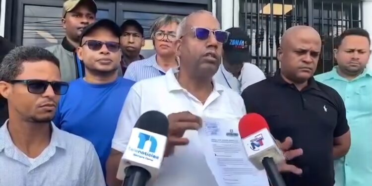 Representantes del «Sector de Comunicación de la provincia de Samaná» acudieron a la Procuraduría Fiscal para depositar documento(Caso del Comunicador del Municipiode Las Terrenas)