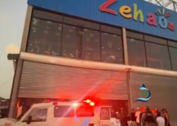 Un obrero falleció en Plaza China ZEHAO tras caer de un tercer piso