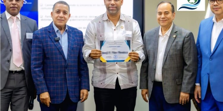 DIECOM RECONOCE AL COMUNICADOR DE SAMANÁ JEFFREY MENDOZA POR SU GRAN DESEMPEÑO Y APORTES A LA INSTITUCIÓN