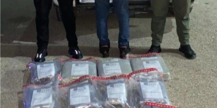 Ejército y DNCD incautan 78 libras de presunta marihuana en Las Matas de Farfán