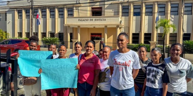 Familiares y amigos de Kirsi de la Cruz exigen justicia frente al Palacio de Justicia.