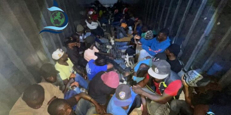 Interceptan furgón con más de 50 haitianos en condición migratoria irregular en Valverde