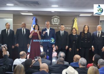 JCE entrega las primeras cédulas al presidente Luis Abinader y la primera dama