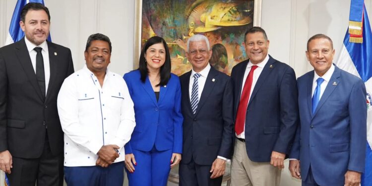 FEDOMU y comisión de alcaldes visitan al presidente del Senado Ricardo de los Santos