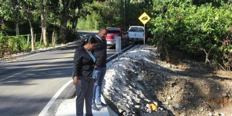 Avanzan obras de carretera y del cuartel policial en distrito municipal Las Gordas