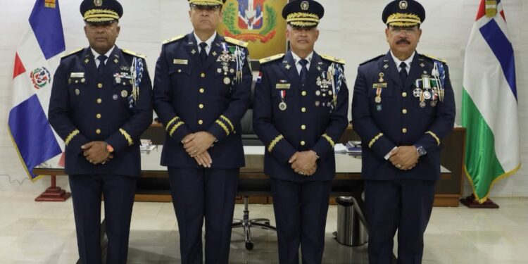 Abinader reorganiza la cúpula policial y nombra nuevo rector del IPES