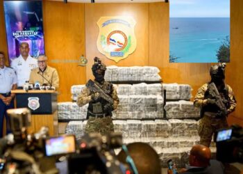 DNCD incauta 564 paquetes de presunta cocaína tras persecución marítima frente a las costas de Barahona