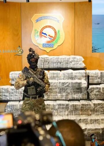 DNCD incauta 564 paquetes de presunta cocaína tras persecución marítima frente a las costas de Barahona