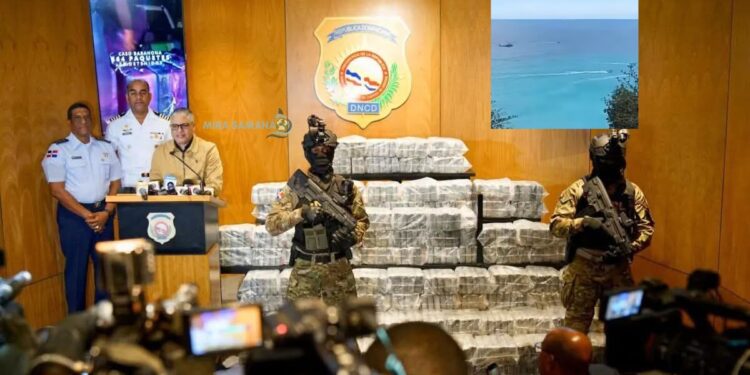 DNCD incauta 564 paquetes de presunta cocaína tras persecución marítima frente a las costas de Barahona