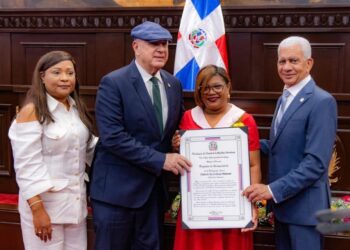 Educadora de Samaná es homenajeada por el Senado en el Día Internacional de la Mujer