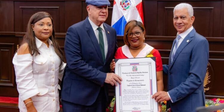 Educadora de Samaná es homenajeada por el Senado en el Día Internacional de la Mujer