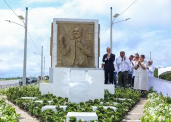 Avenida Ecológica pasa a llamarse José Francisco Peña Gómez en honor a su legado democrático