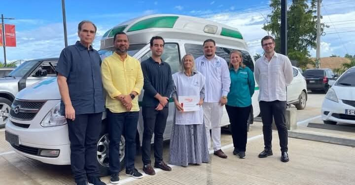 Merca Jumbo entrega ambulancia al Hospital Pablo Antonio Paulino tras apertura en Las Terrenas