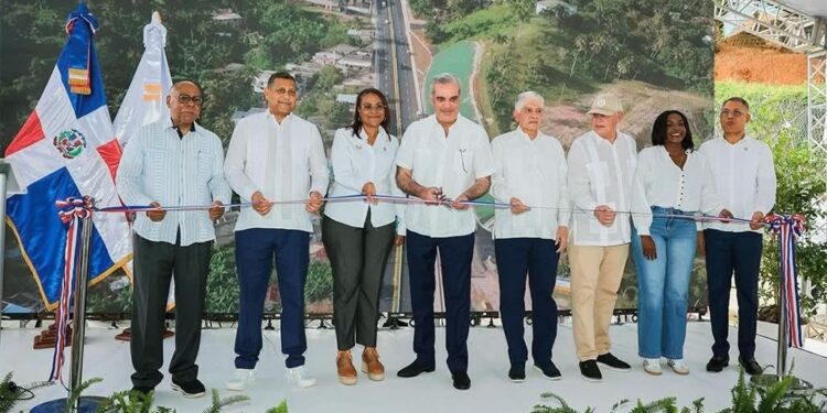 Luis Abinader inaugura moderna entrada a cuatro vías en Samaná