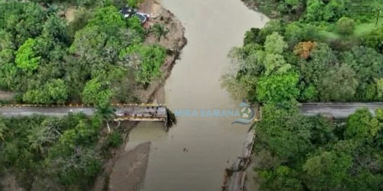 Lluvias colapsan puente sobre el río Camú y dejan comunidades incomunicadas en Puerto Plata