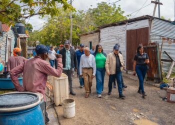 Autoridades evalúan daños en Puerto Platay refuerzan ayuda a comunidades afectadas