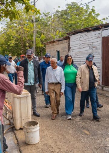 Autoridades evalúan daños en Puerto Platay refuerzan ayuda a comunidades afectadas