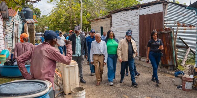 Autoridades evalúan daños en Puerto Platay refuerzan ayuda a comunidades afectadas