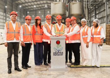 Abinader inaugura planta que transformará millones de botellas plásticas en materia prima