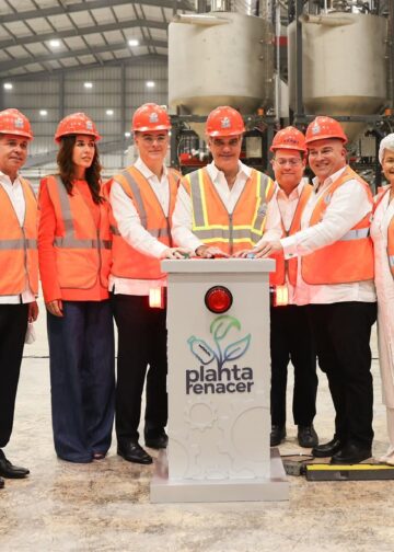 Abinader inaugura planta que transformará millones de botellas plásticas en materia prima