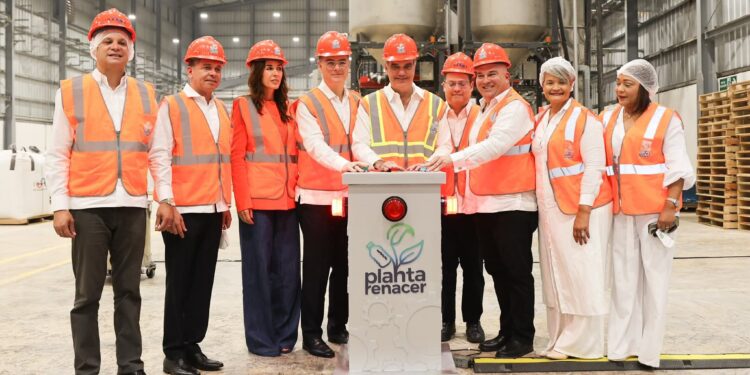 Abinader inaugura planta que transformará millones de botellas plásticas en materia prima
