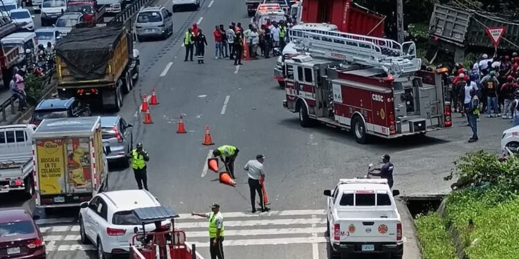 Conductor se entrega tras accidente con víctimas en la autopista 6 de Noviembre