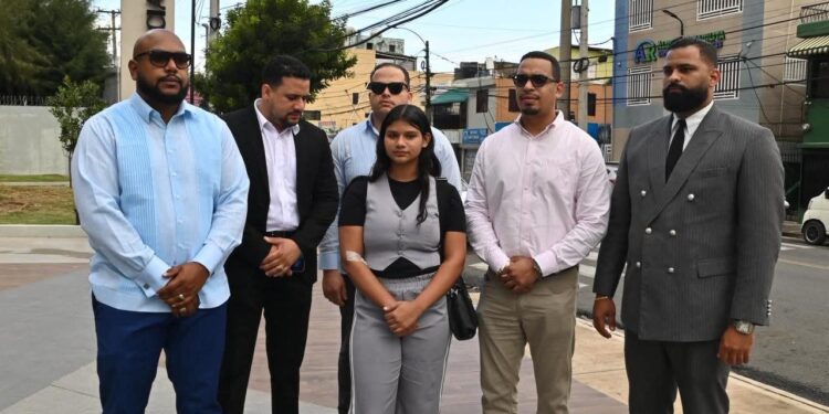 Abogados de joven agredida por coronel de laPolicia Nacional depositan querella ante Fiscalíade Santo Domingo Este