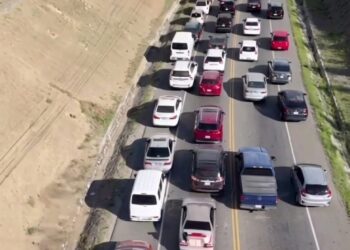 Fuerte congestionamiento vehicular afecta tránsito en Baní hacia el sur del país de Vacacionistas