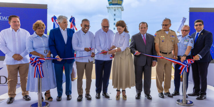 Firman acuerdo histórico para reforzar la seguridad y vigilancia del espacio aéreo dominicano