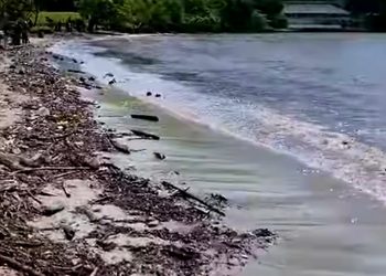 Ministerio de Turismo inicia operativo permanente de limpieza en Playa Puerto Escondido, en Samaná