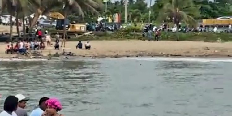 Adolescente desaparece tras ser arrastrada por las olas en Nagua