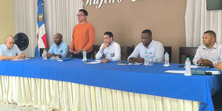 Autoridades municipales de Sánchez abordan mejoras comunitarias en sección ordinaria