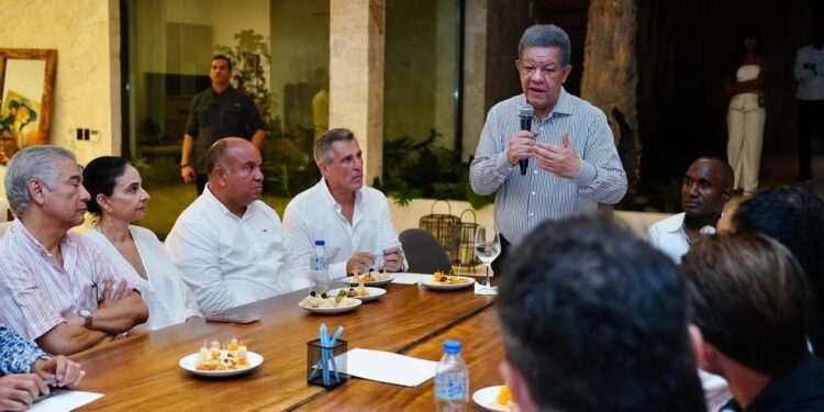 Empresarios de Samaná y Las Terrenas se reúnen con Leonel Fernández
