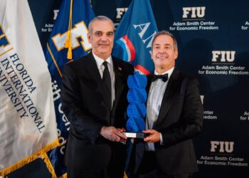 Luis Abinader recibe en Miami el premio “Champion of Freedom Award”