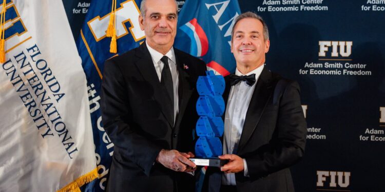 Luis Abinader recibe en Miami el premio “Champion of Freedom Award”