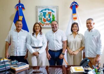 Defensor del Pueblo visita Samaná y se reúne con autoridades y distintos sectores de la provincia