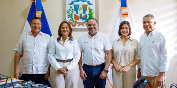 Defensor del Pueblo visita Samaná y se reúne con autoridades y distintos sectores de la provincia