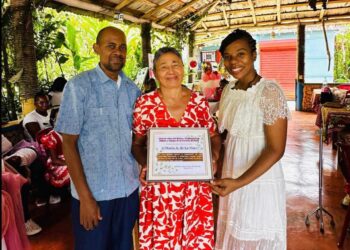Doña Toña recibe reconocimiento por años de servicio y dedicación comunitaria en El Limón, Samaná