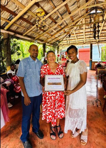 Doña Toña recibe reconocimiento por años de servicio y dedicación comunitaria en El Limón, Samaná