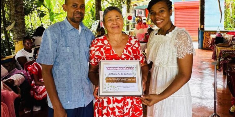 Doña Toña recibe reconocimiento por años de servicio y dedicación comunitaria en El Limón, Samaná