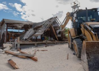 Demuelen restaurante El Navío en Pedernales en medio de conflicto judicial