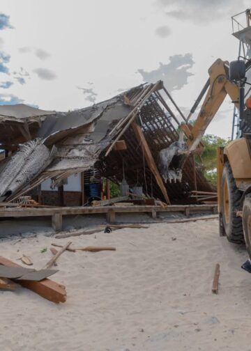 Demuelen restaurante El Navío en Pedernales en medio de conflicto judicial
