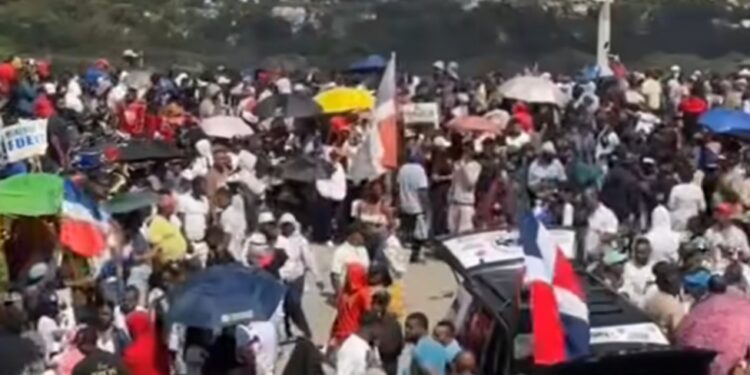 Protesta en contra de minera de San Juan termina con dispersión policial