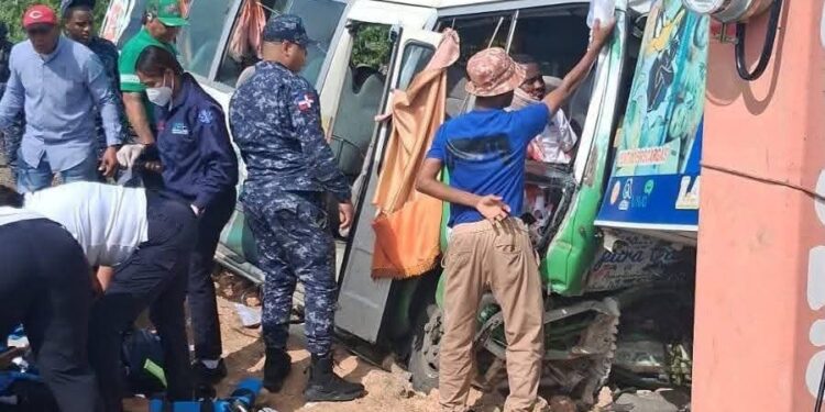 Accidente de tránsito involucra personal del programa Supérate en San Pedro de Macorís