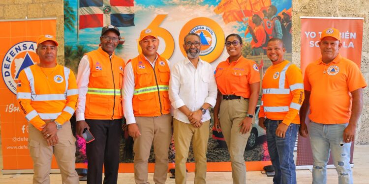 Director provincial de Samaná recibe reconocimiento en el 60 aniversario de la Defensa Civil