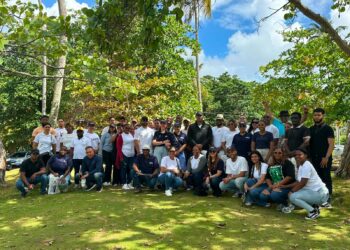 Realizan jornada ecológica en Playa Las Garitas de Sánchez para proteger la costa con reforestación y limpieza
